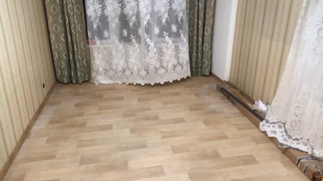 Укладка линолеума и монтаж плинтуса в квартире 