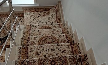 Укладка ковролина Balta Wellington на лестнице
